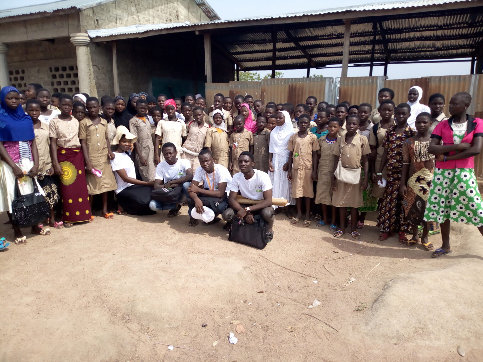 Près des jeunes filles sur les question de grossesses non désirées