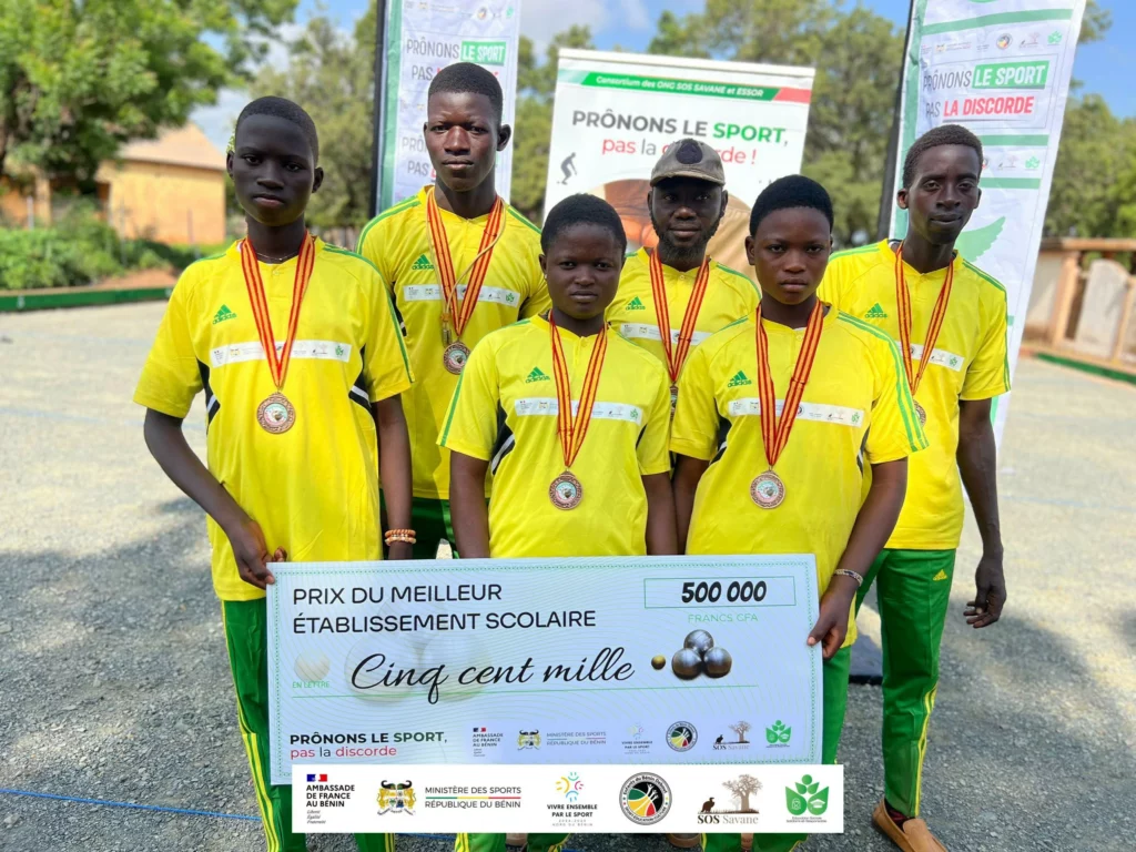 Jeunes filles et garçons acteurs et bénéficiaire du développement de leur établissement scolaire, de la paix et de la cohésion sociale à travers un projet sportif ambitieux